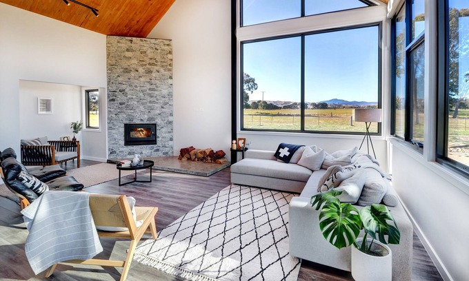 Mansfield House | Vista Montagna – Perfect Year-Round Getaway