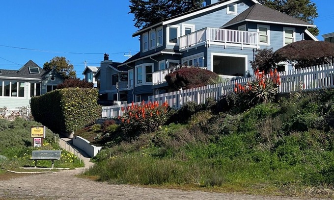 Seabright House | Vistamar on Seabright beach! Remodeled kitchen, hot tub, views, decks.