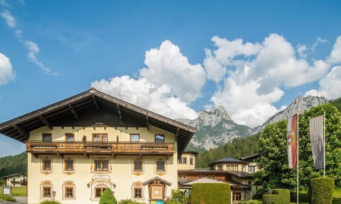 Unken Bed & Breakfast | Vitaloase to the Three Brothers - Romantikstadel