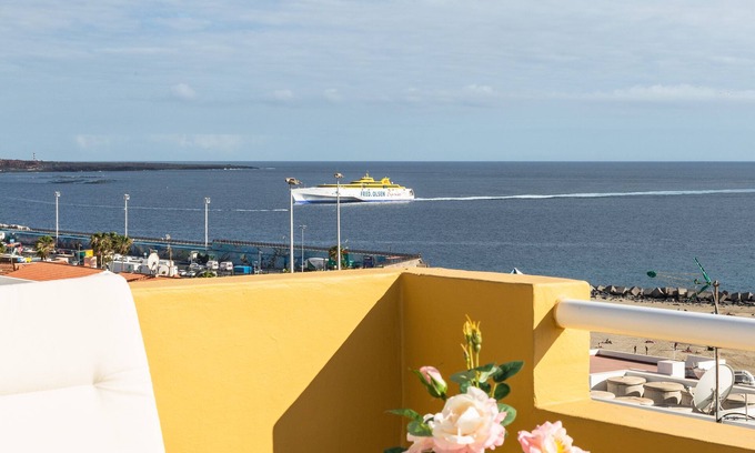 Los Cristianos Condo | Vivienda Centrica con Gran Terraza y Vista Panoramica al mar