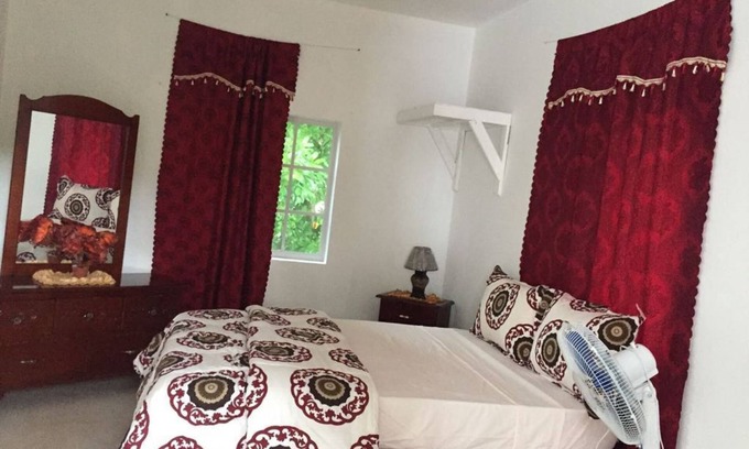Green Island House | VIVIENNE'S Guest House #A4 King size bed private balcony