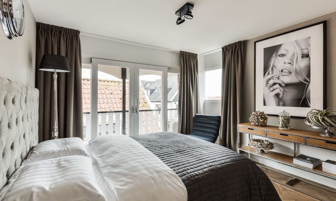 Volendam House | Volendam Old Bridge Residence (room 1)