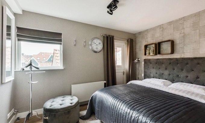 Volendam House | Volendam Old Bridge Residence (R3)