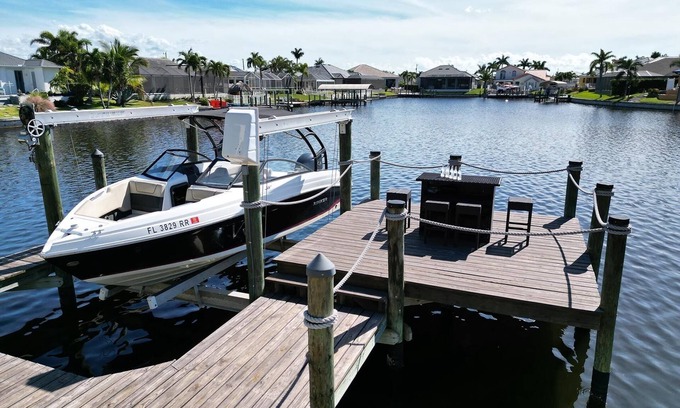Pelican House | VRCC Villa Alba - waterfront villa with boat dock