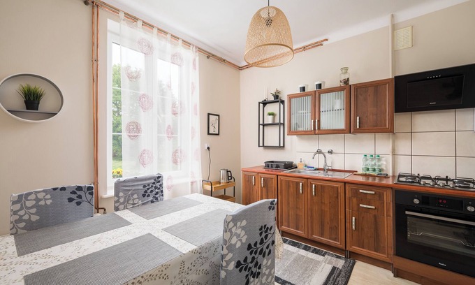 Wlochy Apartment | Włochy 3-Bedroom Apartment