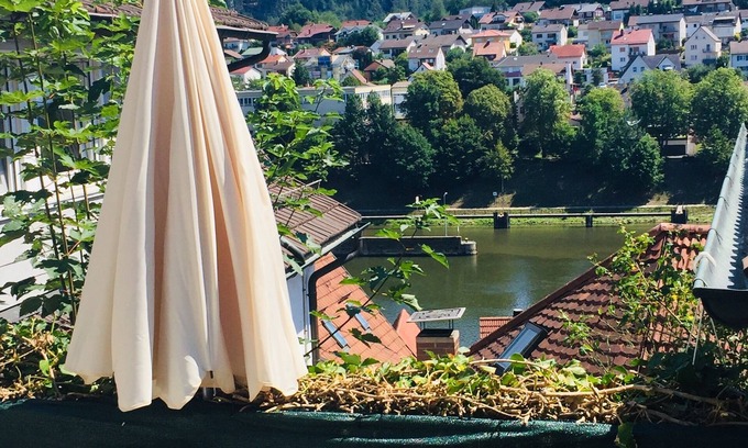 Hirschhorn House | W.1. Ruhiges Apartment mit Veranda am Schlossgarten