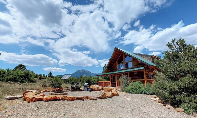 Monticello Resort | W-W: Western Town Retreat, 2 Cabins & Bardominium