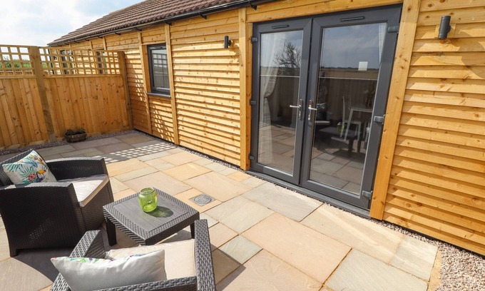 Sandilands Cottage | WAGTAIL COTTAGE, pet friendly, with a garden in Sutton-On-Sea