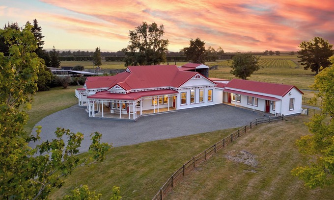 Opaki House | Waipipi Homestead - 6 bedroom historical homestead with pool, spa and yoga room