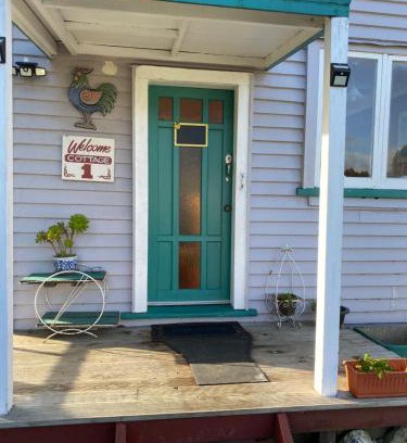 Hangatiki House | Waitomo Farmstay Cottage 1 - Kauri Cottage