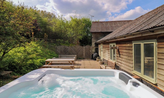 Bury St Edmunds Cottage | WALDEGRAVE BARN, pet friendly, character holiday cottage in Glemsford