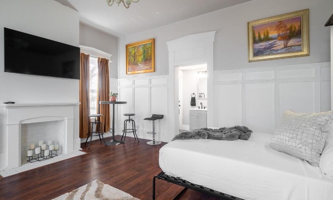 Columbus House | Walk/Bike everywhere from this Historic Chic Studio