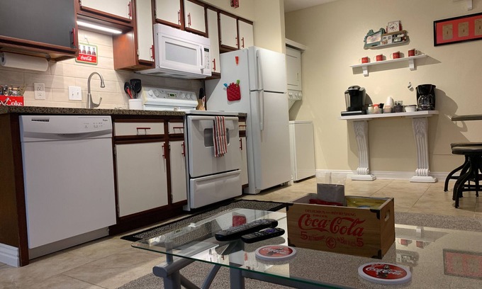 Table Rock Condo | WALK-IN, KING bed, Newly Renovated, Coca Cola themed, FREE WI-FI, NEW HVAC 2023