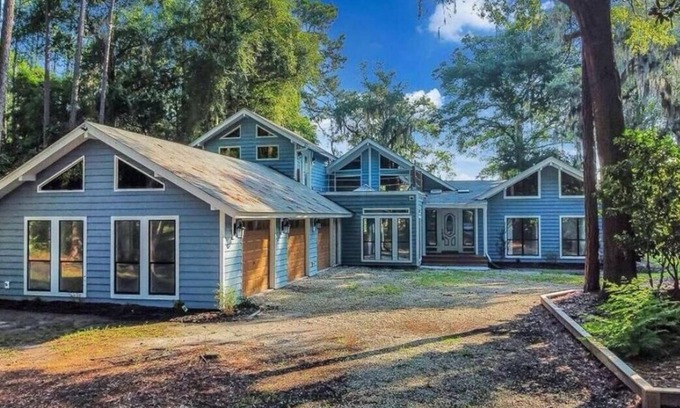 Valona House | Walk on Water at Sea Way