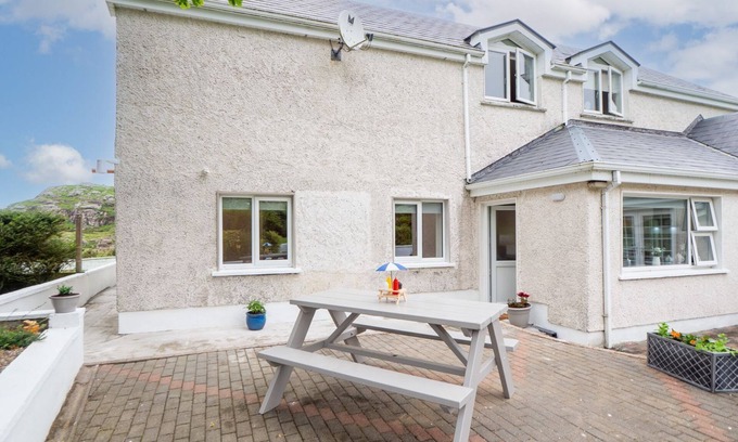 The Whitford House Hotel Apartment | Walk to 2 beaches from eth front door