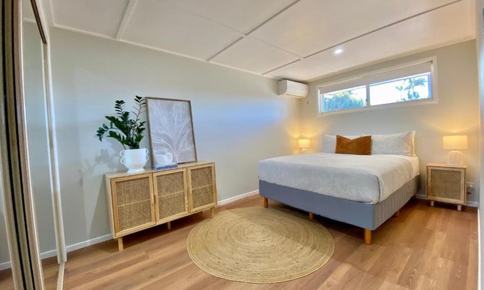 Warana House | Walk to beach - 3bed House - Pet & kid friendly