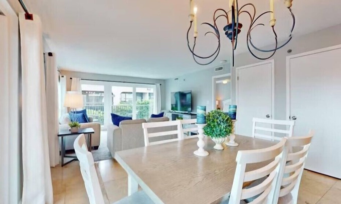 Fort Walton Beach Condo | ⛱️Walk to Beach-Pool+Hot tub-Fitness Area-Sea Oats 212☀️