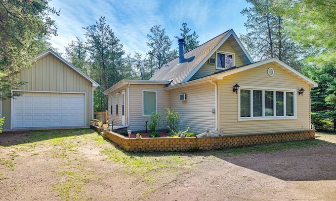 Friendship House | Walk to Castle Rock County Park: Rustic Cabin