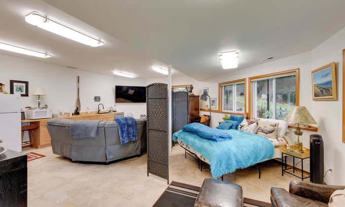 Oak Harbor Apartment | Walk to Cornet Bay! Charming Apt w/Patio