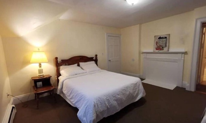 Framingham Apartment | Walk to FSU, shopping center, separate entrancenn