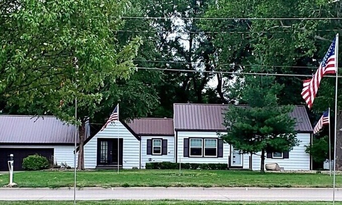 Knoxville House | Walk to Knoxville Raceway! 3BR, Fire Pit, Near Lake Red Rock & Pella