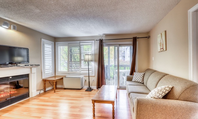 Craigleith Condo | Walk to lift/shuttle Cozy condo w/shared pool, tennis - dogs OK