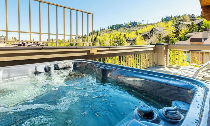 Deer Valley Condo | Walk to Lifts, Restaurants and Shopping! Hot Tub!