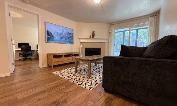 Factoria Condo | Walk to Mall 1BR/1BA + King Bed + Pro WFH Setup
