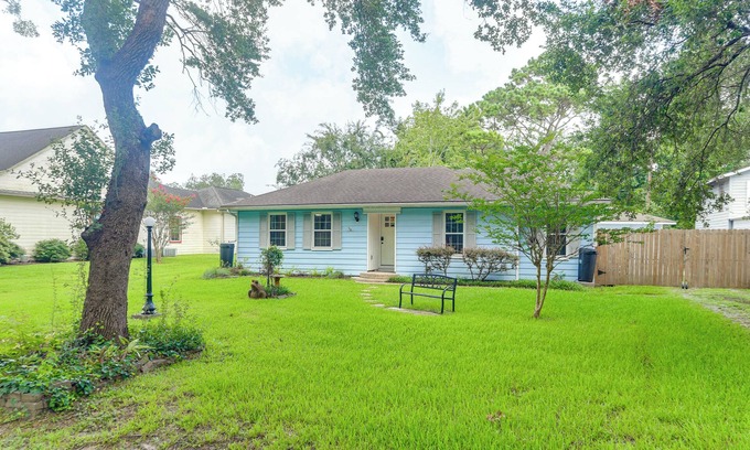 League City House | Walk to Parks & Main St: Renovated League City Gem