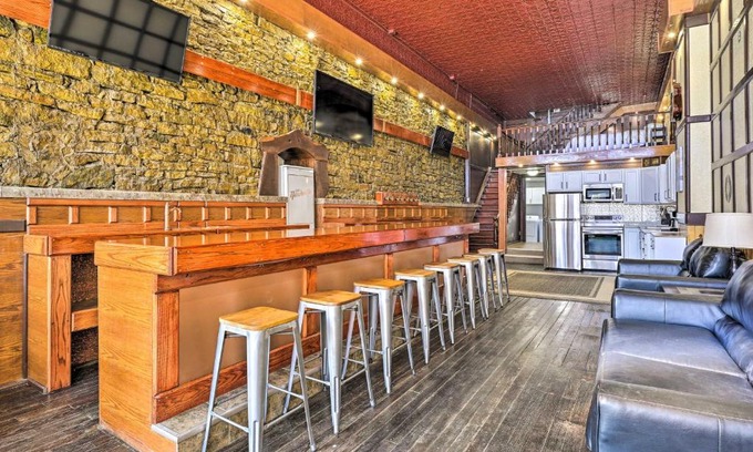 Lansing House | Walk to River Unique Studio in Renovated Bar!