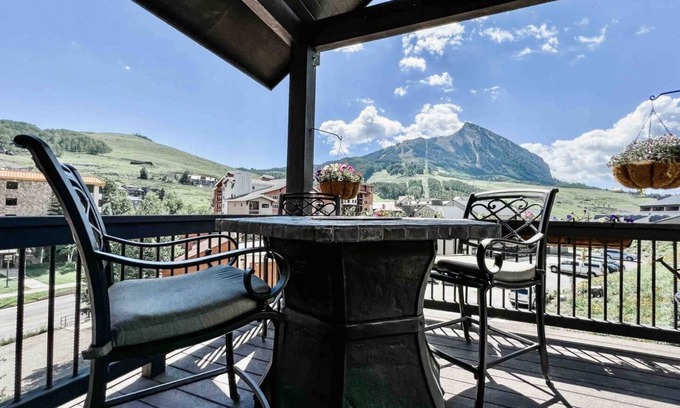 Crested Butte Condo | Walk to Slopes - Hot Tub - Fireplace