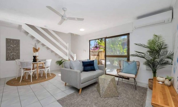 North Ward Apartment | Walk to Strand sleeps 4 - 2 Bedroom 1.5 Bathroom -
