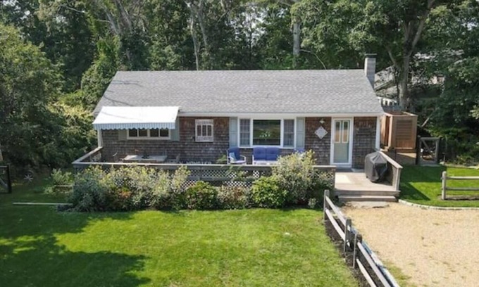 Oak Bluffs House | Walk to town & beach A/C, Strong WiFi, family & pet friendly. Outdoor shower