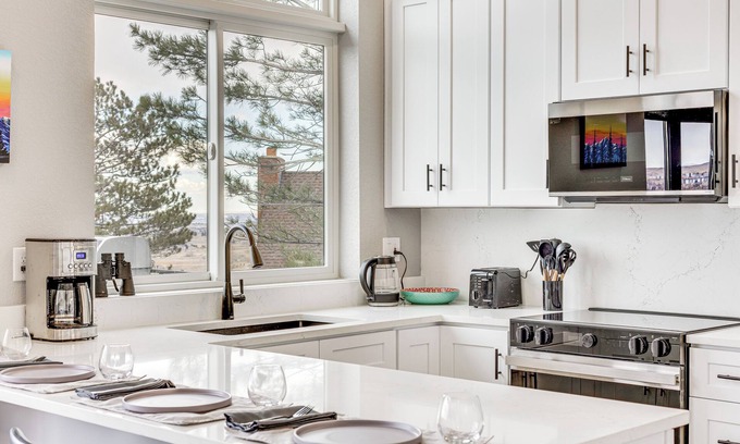 Golden Cottage | Walk to Trail: 'lookout Landing' Newly Built Home!
