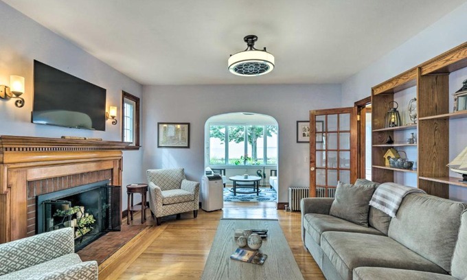 East Shore House | Walkable New Haven Retreat with Ocean Views!