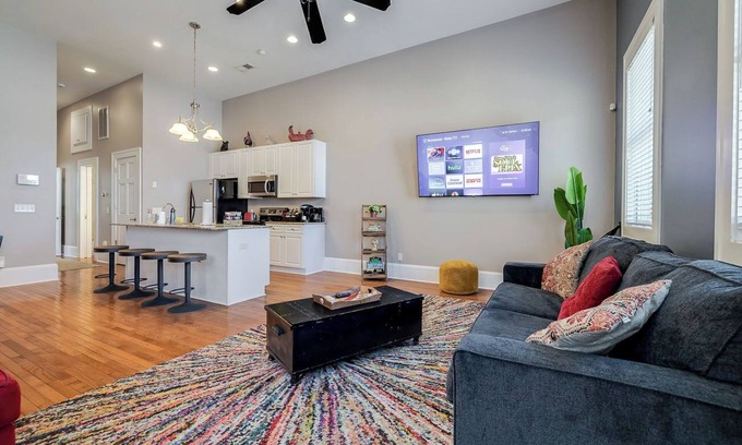 Metropolitan Condo | Walkable to Forsyth Park, queen bed, spacious and super comfy
