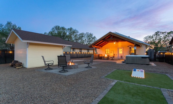 Williams House | Walking distance from downtown - Close to local Lakes - Large backyard - Hot Tub