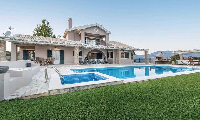 Lakithra Villa | walking distance of tavernas & mini-market.