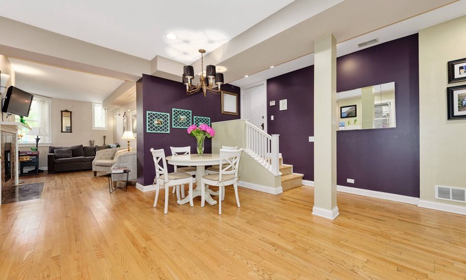 Rogers Park Condo | Walking distance to restaurants, shops and Lake Michigan,