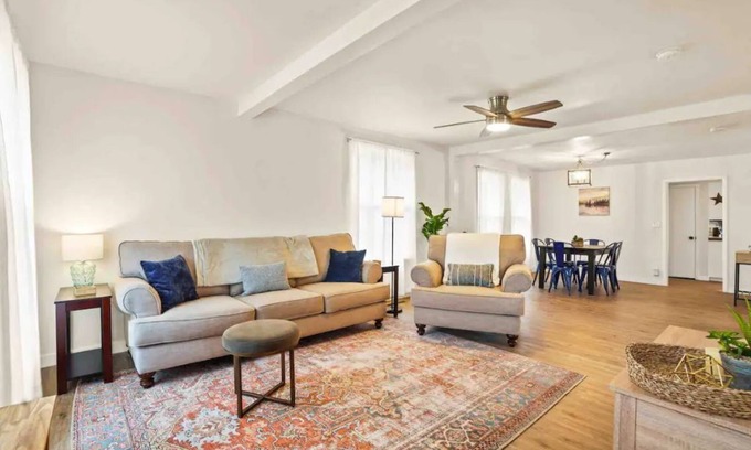 Meridian House | Walking distance to shops, restaurants, bars & more!