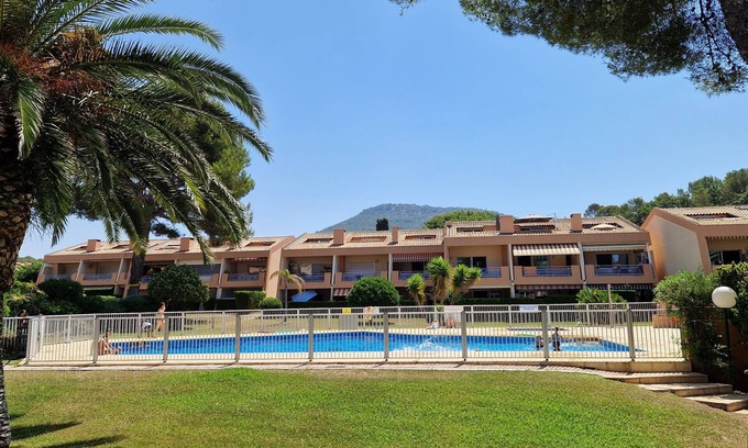 Le Pradet Apartment | Walking distance to the beach Air-conditioned T2 apartment in Le Pradet- Swimming pool, tennis court