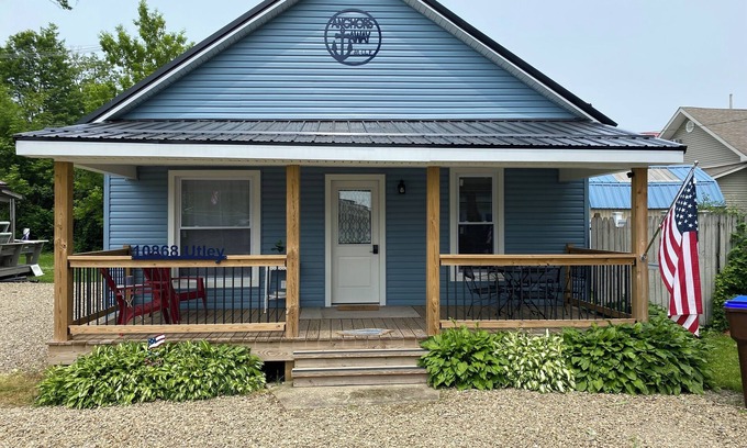 Conneaut Lakeshore Cottage | Walking distance to beach area of Conneaut lake- 4 beds-Pet Friendly- NO Smoking