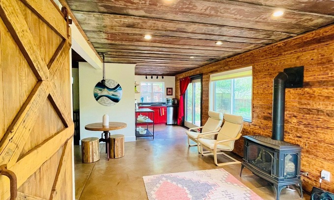 Lyons House | Walkout Basement nfrom a Superhost!