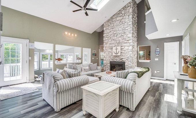 Wallenpaupauk Lake Estates House | Wallenpaupack Lake Estates: Luxe & Spacious Home