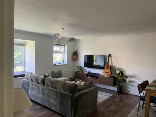 Wallington North Apartment | Wallington Green for FEMALE GUESTS only, near station, 30 min to London Bridge, 27 min to LDN Victoria