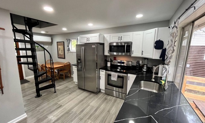 White Mills Apartment | Wally’s Cottage |Hot Tub|Kayaks|Firepit|Central