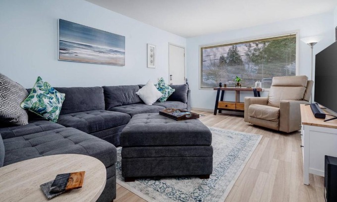 Hillsboro House | Walnut Bungalow West