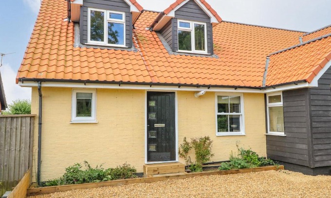 Attleborough House | Walnut Shade