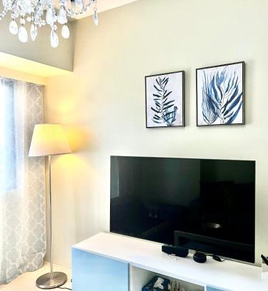 Silang Junction South Apartment | Wanderlust Getaway at Serin East Tagaytay hi-flr, balcony & own parking