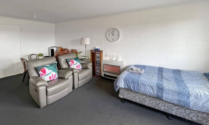 Waratah House | Waratah Waterfall Retreat, Close To Pub,Local Shop, Waterfall & Lake Beautiful l